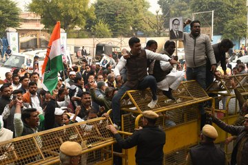 कलक्ट्रेट के गेट पर पुलिस से धक्का-मुक्की, बेरिकेड पर चढ़े