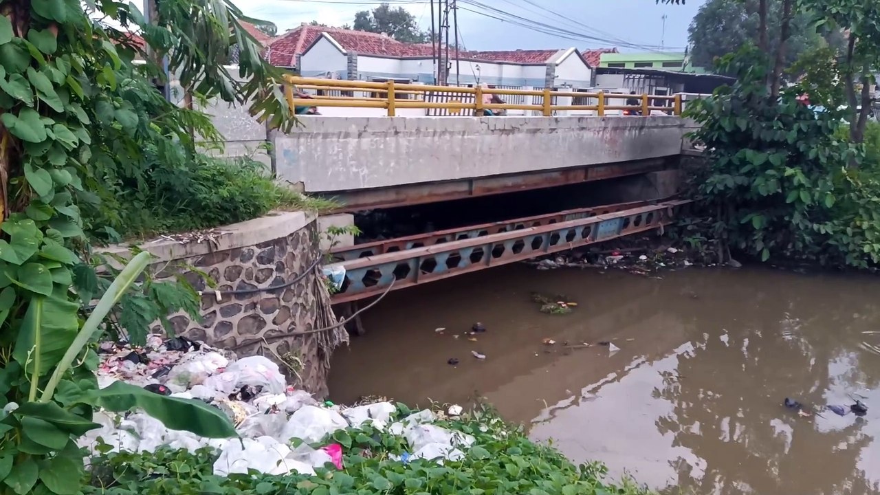 Sampah di Dekat Jembatan Sungai Jagapura