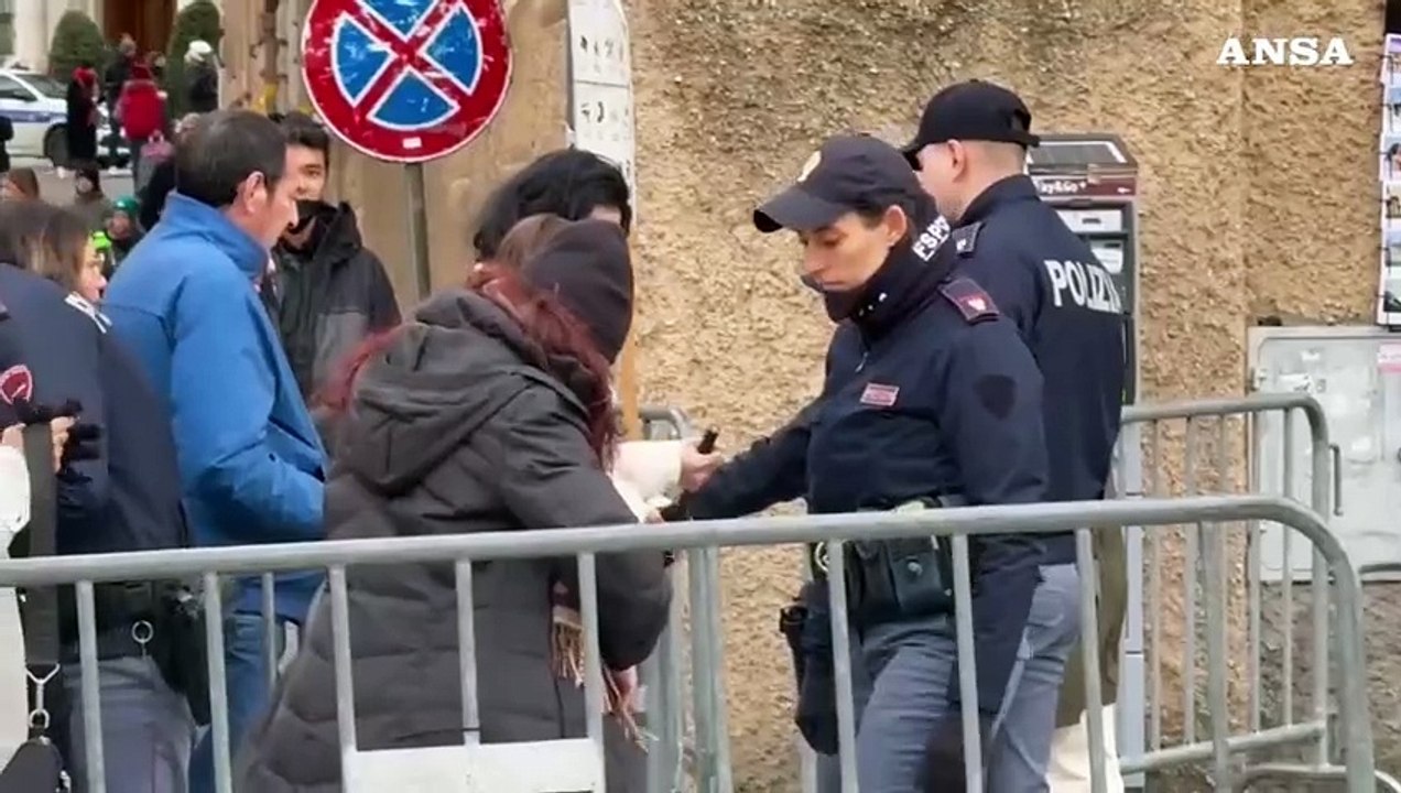 Giubileo, lunghe code per i controlli di sicurezza in Vaticano