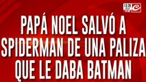 Papá Noel salvó a Spiderman de una paliza que le daba Batman