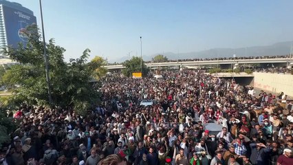 ڈی چوک سے تازہ ترین، ڈی چوک کی طرف پیش قدمی،کتنی عوام بشری بی بی کے ساتھ؟