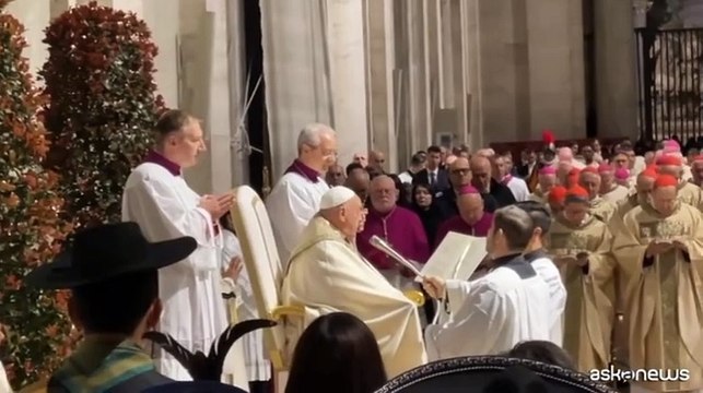 Giubileo, Papa Francesco in San Pietro davanti alla Porta Santa