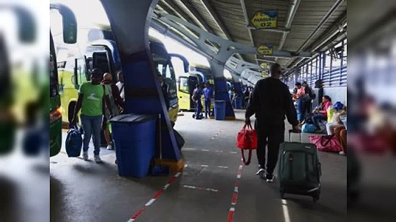 Paradas de autobuses se dinamizan con viajeros, excepto las del sur