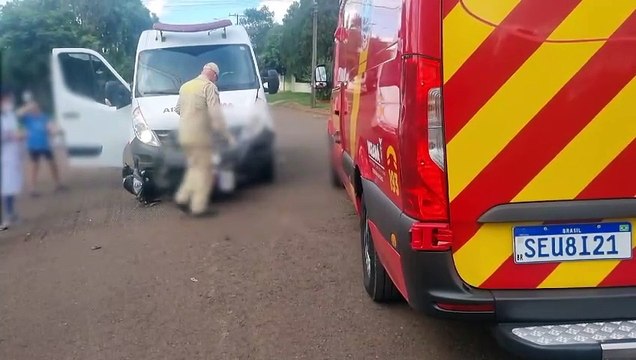 Duas mulheres ficam feridas em acidente entre Biz e Ambulância