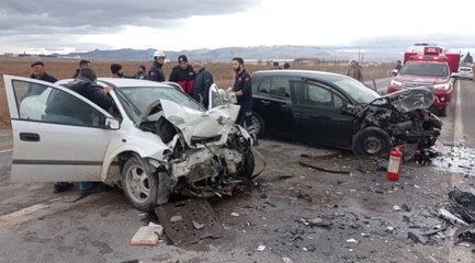 Afyonkarahisar'da 2 otomobil kafa kafaya çarpıştı, 2 ölü 3 yaralı