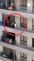 Niño estuvo apunto de caer de un balcón