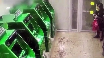 Vidéo montrant une femme âgée provoquant une explosion dans un distributeur automatique en Russie.