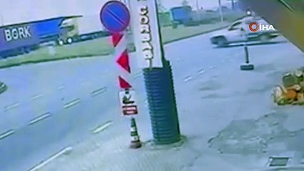 Otomobil ve kamyonet çarpıştı! O anlar kaydedildi