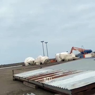 Azerbaycan Havayolları'na ait yolcu uçağı, Bakü'den Grozni'ye giderken Kazakistan'ın Aktau şehri yakınlarında düştüğü bildirildi.