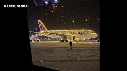 Katar'ın yılbaşı konseptli uçağı şaşırttı