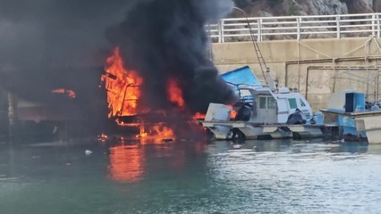 군산 신시도 계류 중이던 선박 3척서 불...2명 중상 / YTN