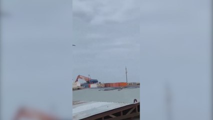 Así ha sido el momento en el que un avión con 67 pasajeros se estrella en Kazajistán