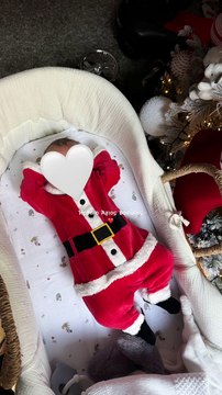 Νίκα – Αργυρός: Έντυσαν τον ενός μήνα γιο τους Άγιο Βασίλη ανήμερα των Χριστουγέννων