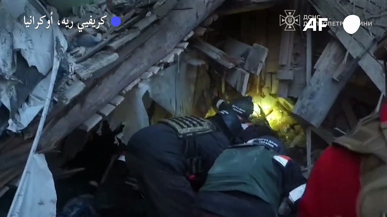 فرق الإنقاذ الأوكرانية تبحث عن ناجين بين الأنقاض بعد قصف صاروخي روسي