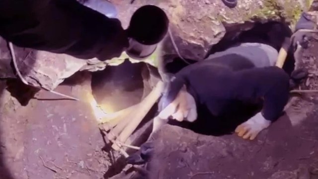 Define aramak için kazdıkları 30 metrelik çukurda yakalandılar