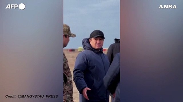 Aereo precipita in Kazakistan, i soccorsi sul luogo dell'impatto