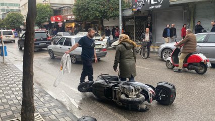 Sürekli arıza yapan yeni motosikletini bayi önünde benzin döküp ateşe verdi