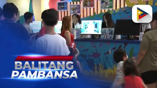 Ilang pamilya, piniling magdiwang ng Kapaskuhan sa Quezon Memorial Circle kahit maulan