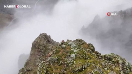 Erzincan’da sis bulutları içerisinde saatlerce böyle görüntülendiler