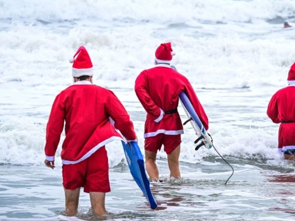 Surfende Weihnachtsmänner sammeln Rekord-Spenden in Florida