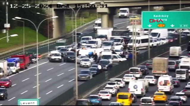 Seyrantepe TEM otoyolunda öğrenci servisi devrildi: Yaralılar var