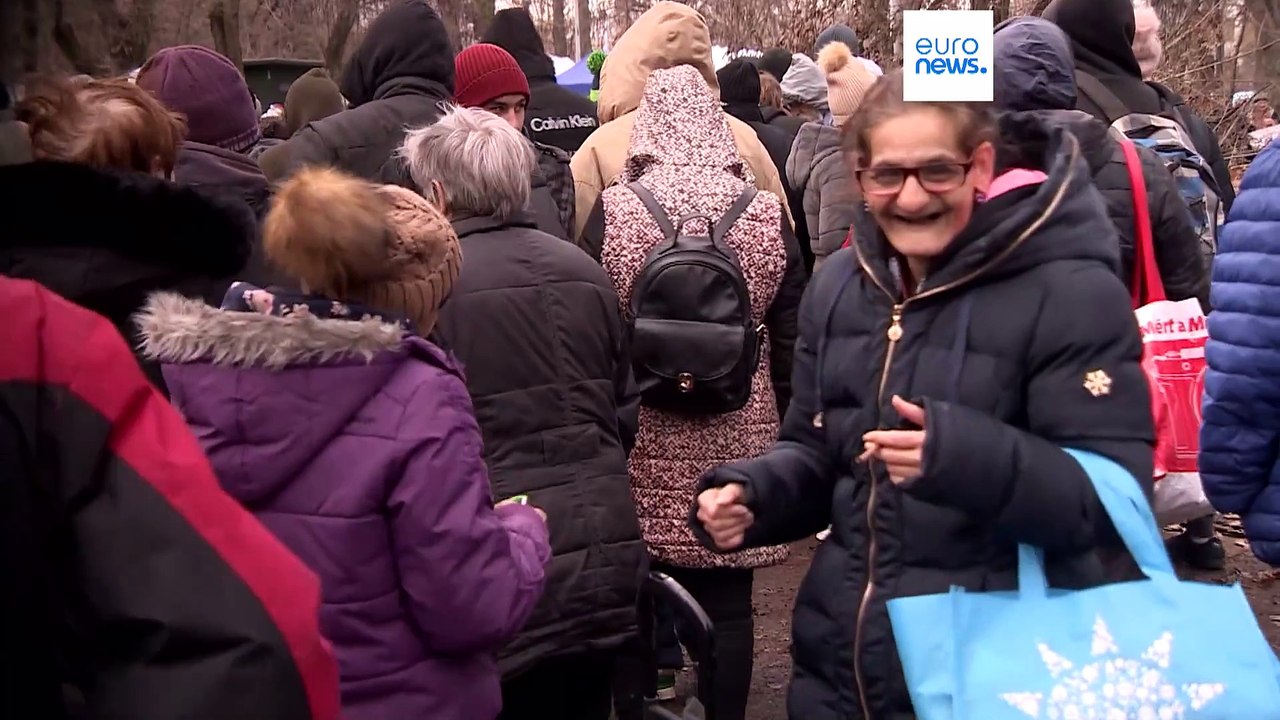 Miles de personas reciben alimentos y platos calientes en una campaña benéfica navideña en Budapest
