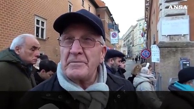 Giubileo, tra i fedeli in coda per l'apertura della Porta Santa: Arrivi la pace