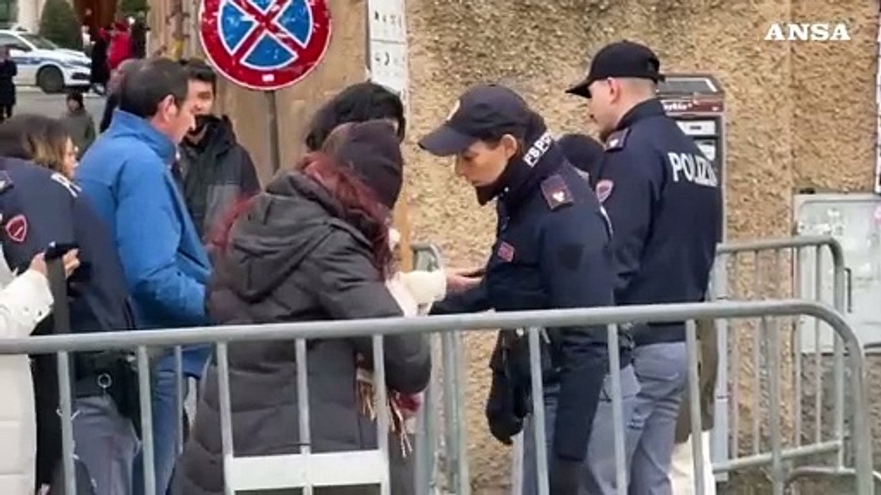 Giubileo, lunghe code per i controlli di sicurezza in Vaticano