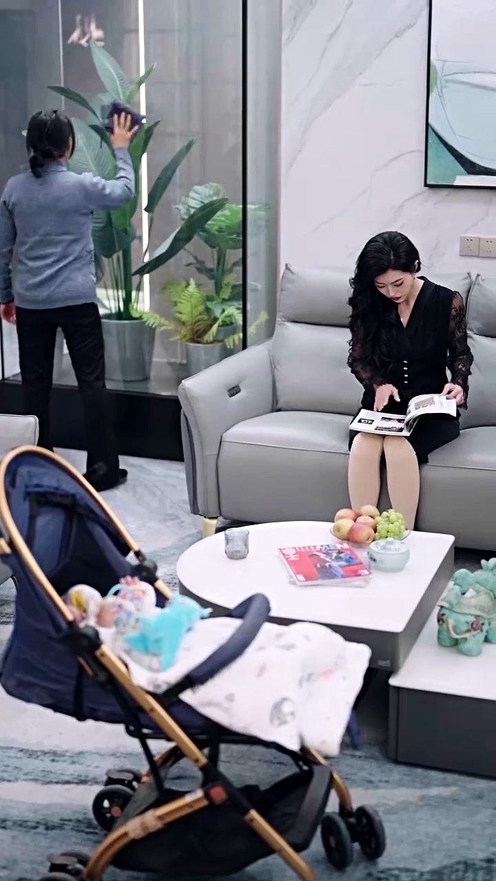 Grandson's Adventure: The Cute Little One Brings Blessings to Filial Piety