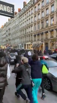 Des incidents se sont produits hier à Lyon après la décision de la Préfecture d'annuler un rassemblement organisé par l'influenceur Hachemi qui promettait de distribuer 100.000 euros de cadeaux