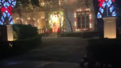 Man shares BRUTALLY HONEST opinions on mansions' Christmas decorations while driving to his 1 BR apartment