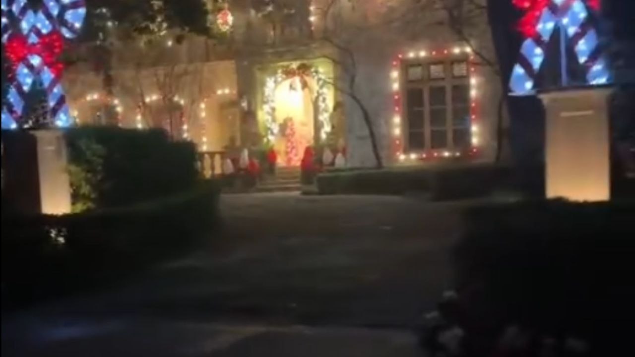 Man shares BRUTALLY HONEST opinions on mansions' Christmas decorations while driving to his 1 BR apartment