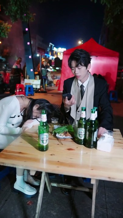 After our divorce, Lawyer Zhou kept pestering me endlessly. The man I married for the sake of good fortune didn't show up for three years, so I happily divorced him. Now, he regrets it.