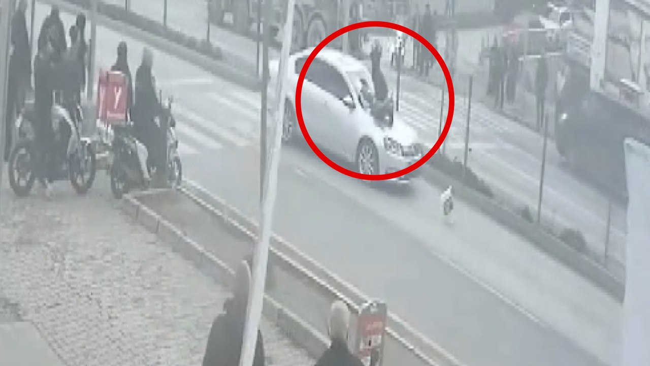 Karşıya geçmeye çalışan yayaya otomobil çarptı! O anlar kamerada