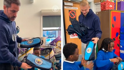 Haaland y Scott Carson sorprenden a pequeños de primaria en plena Navidad