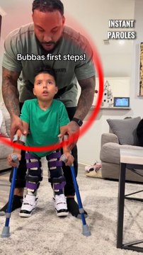 Ce petit garçon atteint de paralysie fait ses premiers pas