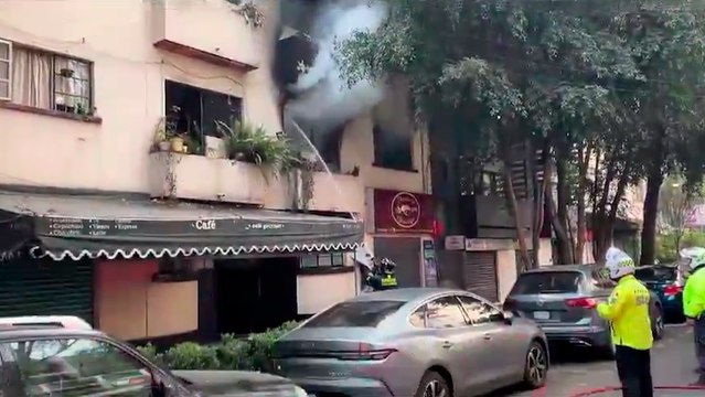 CDMX: Bomberos intentan sofocar el fuego de un departamento en la alcaldía Cuauhtémoc; se reporta una persona lesionada