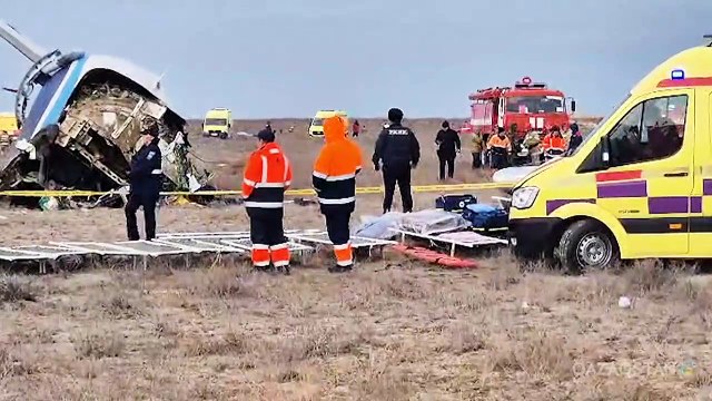 Avião fabricado pela Embraer cai no Cazaquistão com 67 pessoas a bordo