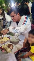 Familia cena en la plaza 24
