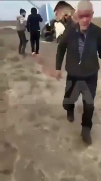 Sobreviventes são flagrados andando após queda de avião no Cazaquistão