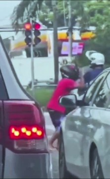 Vídeo: Motorista atropela assaltantes e impede roubo de moto em SP