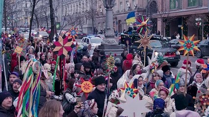 'Nação imortal': ucranianos se juntam à procissão de Natal apesar dos ataques russos