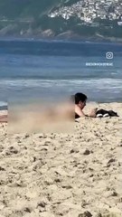 Sem vergonha! Homem curte praia pelado e revolta banhistas: "cadê a polícia?"
