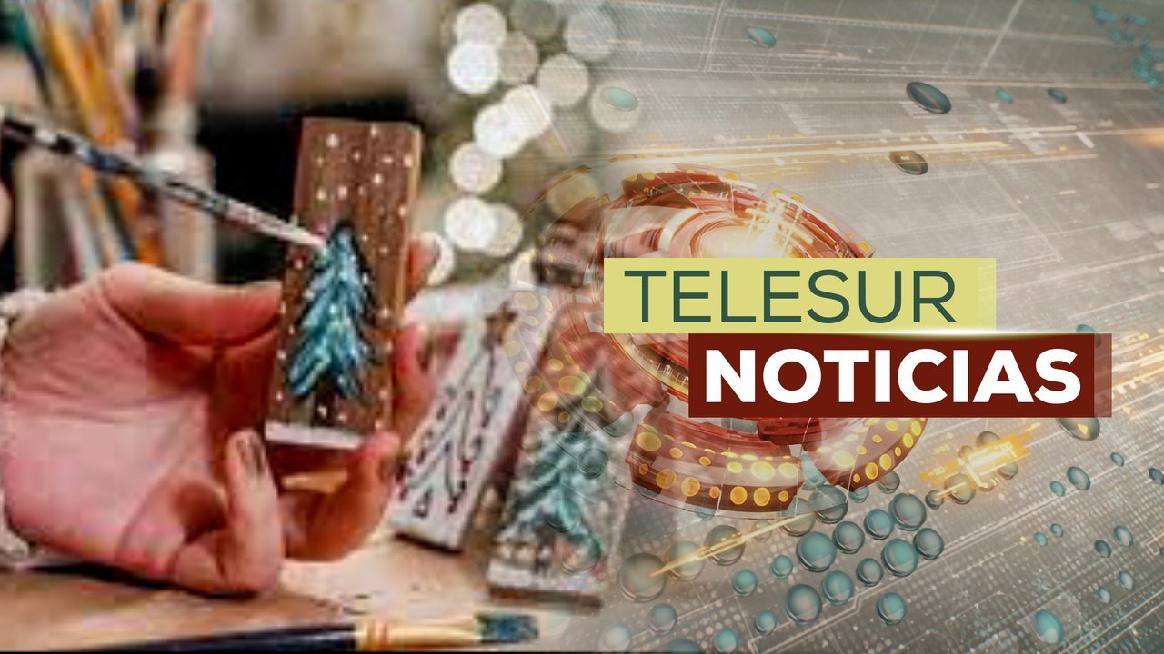 Jóvenes universitarios trabajan en taller de artículos navideños como regalo de educación