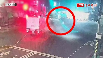 高雄鳳山26日凌晨大貨車擦撞機車 女騎士傷重不治（讀者提供）