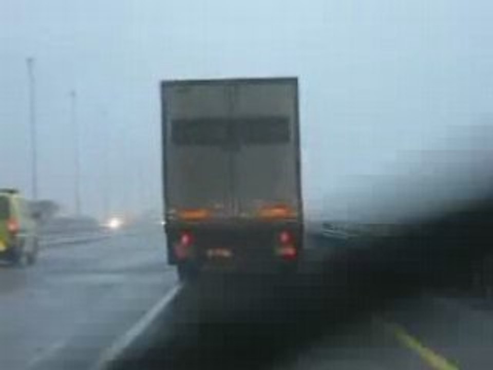 Camion renversé par le vent