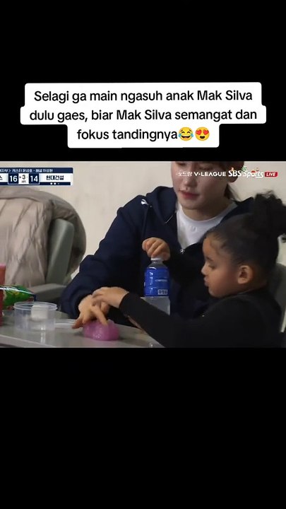 M.Ayu ting ting sedang mengasuh anaknya Mak Silva