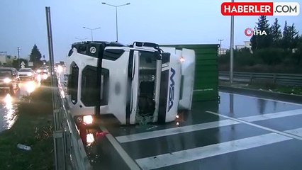 Mersin'de Yağışlı Havada Tır Devrildi