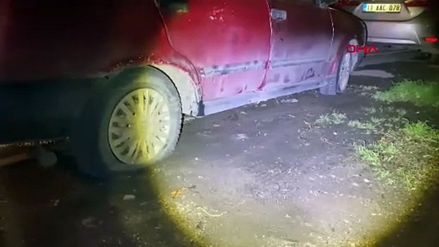 Vatandaşın malına zarar veren şahıs araçların lastiklerini keserken kendinide kesti