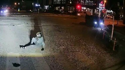 Otomobil ile çarpışan motosikletli böyle sürüklendi